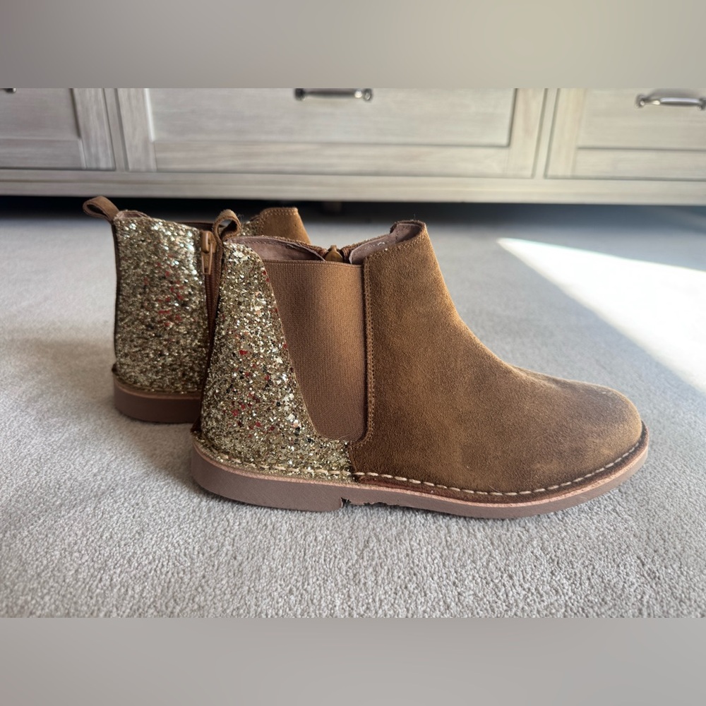 Children chic youth girls boots size 38 ( 6 usd). New and never used.
